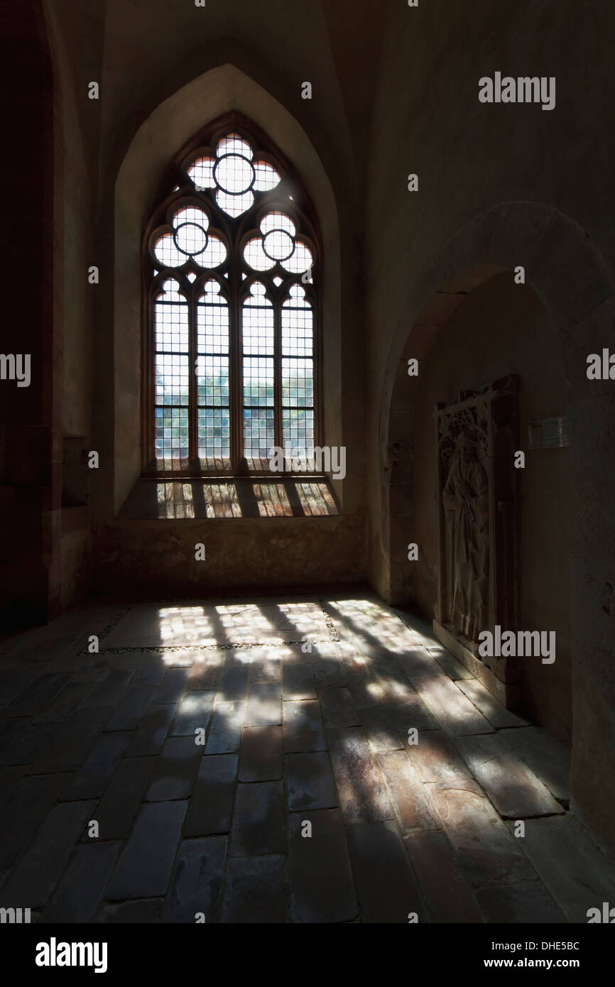 Dalle grave mur et fenêtre de la basilique de l'abbaye de Eberbach, Allemagne Banque D'Images