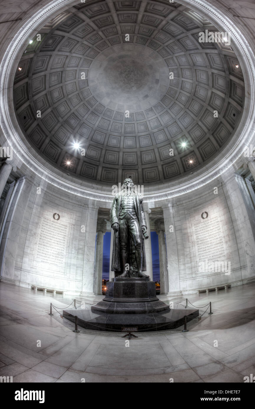 La statue de Thomas Jefferson se dresse dans le dôme intérieur de la théorie néoclassique Thomas Jefferson Memorial à Washington, DC Banque D'Images