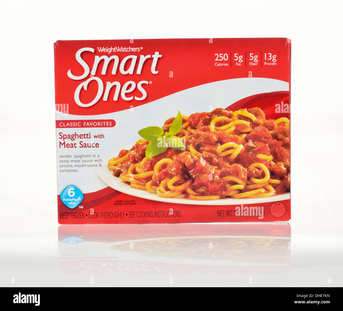 Smart Weight Watchers non ouvert spaghetti, sauce à la viande prête à dîner repas conditionnement sur fond blanc, découpe. Banque D'Images