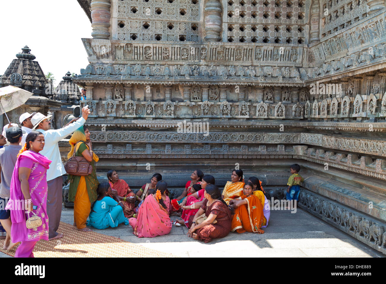 Visiteurs à Belur temple Chennakeshava Karnataka Inde Banque D'Images