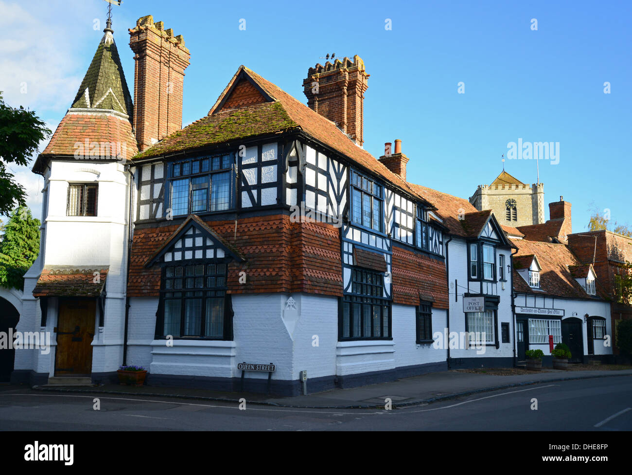 L'ancien bureau de poste et clocher de l'église, High Street, Dorchester-on-Thames, Oxfordshire, Angleterre, Royaume-Uni Banque D'Images