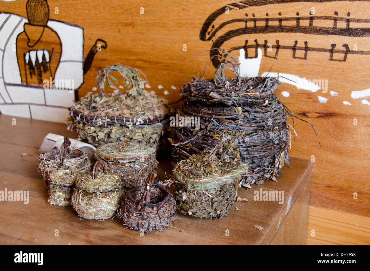 Au Canada, le Nunavut, rive ouest de la Baie d'Hudson, Région de Kivalliq, Arviat. À l'intérieur de l'Arctique typique maison. L'herbe à la main des paniers. Banque D'Images