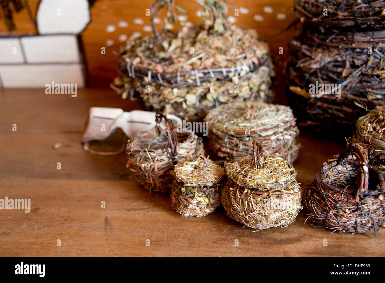 Au Canada, le Nunavut, rive ouest de la Baie d'Hudson, Région de Kivalliq, Arviat. À l'intérieur de l'Arctique typique maison. Panier d'herbe à la main. Banque D'Images