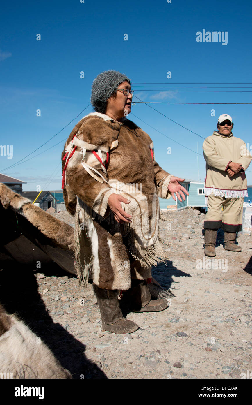 Au Canada, le Nunavut, rive ouest de la Baie d'Hudson, Région de Kivalliq, Arviat. Femme Inuit (Mary) Banque D'Images