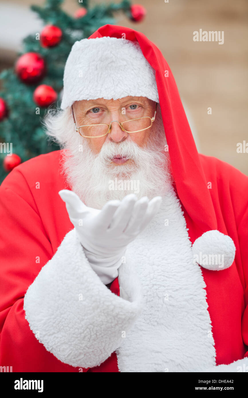 Le Père Noël en plein air Kiss de soufflage Banque D'Images