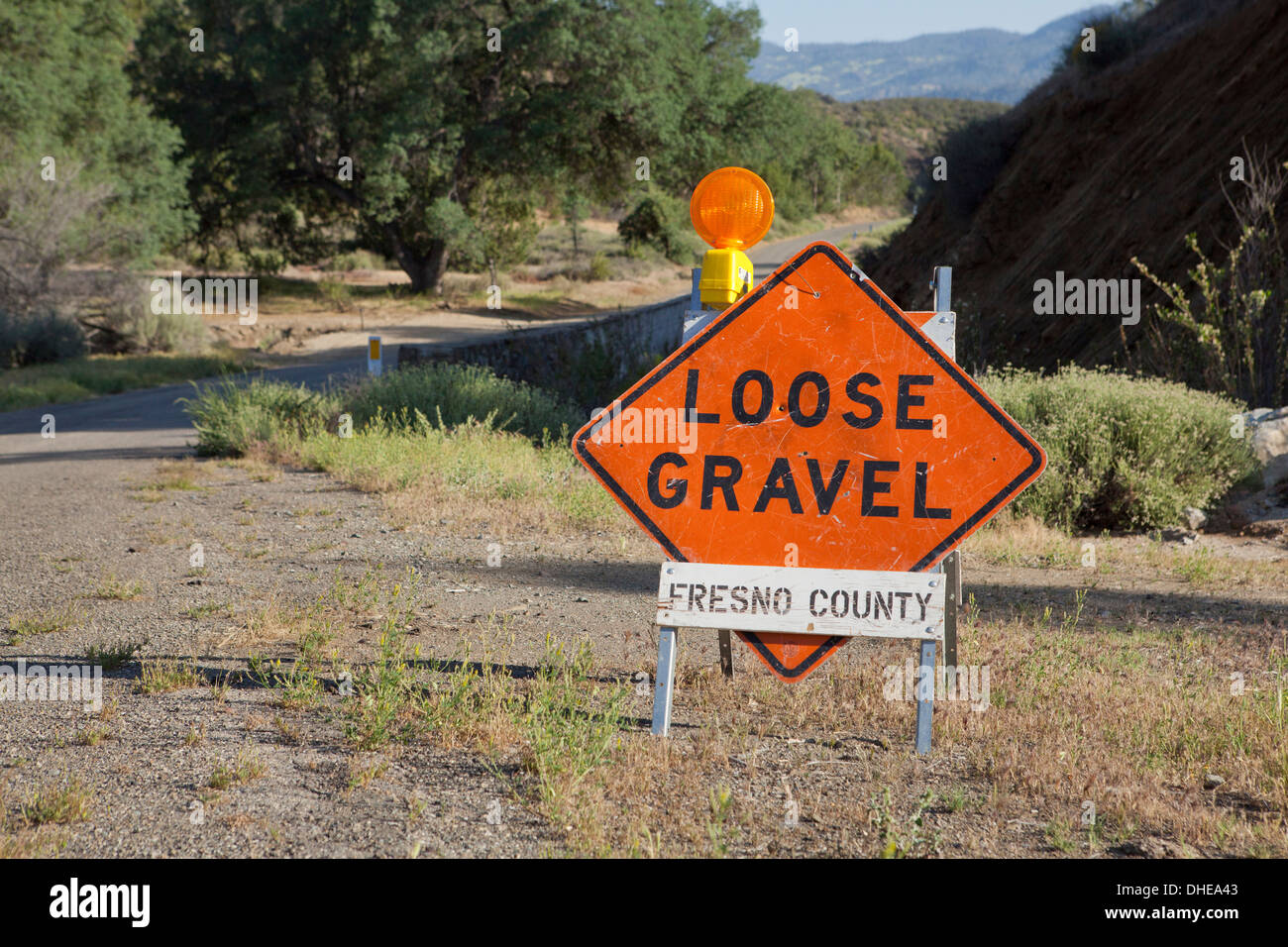 Le gravier warning sign on rural road - Californie, États-Unis Banque D'Images