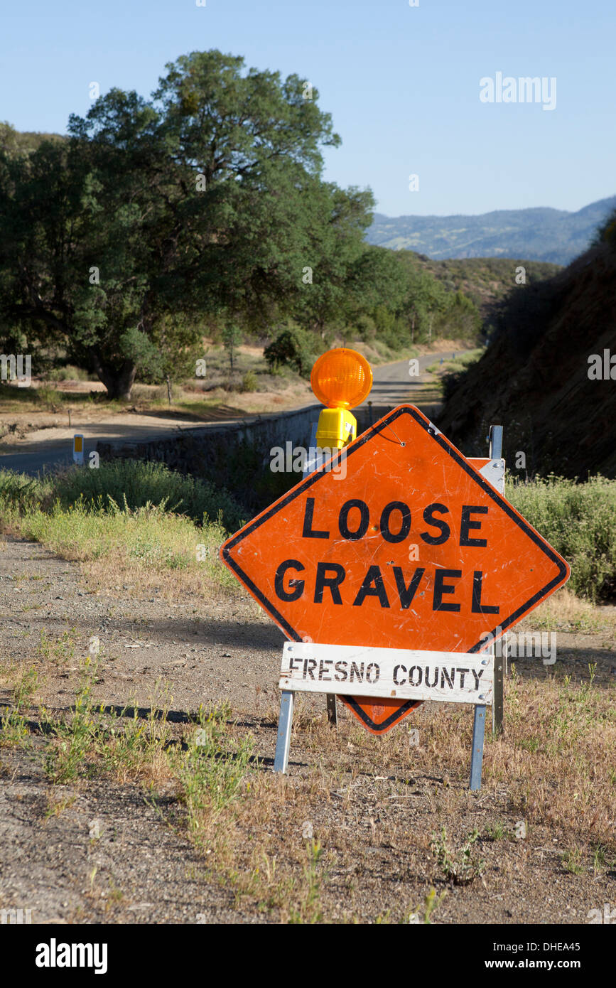 Le gravier warning sign on rural road - Californie, États-Unis Banque D'Images