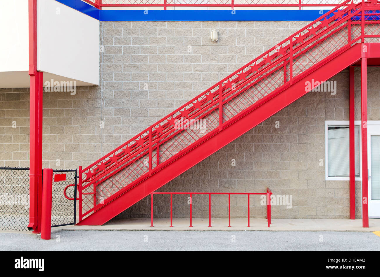Escalier en pierre rouge contre le mur texturé Banque D'Images