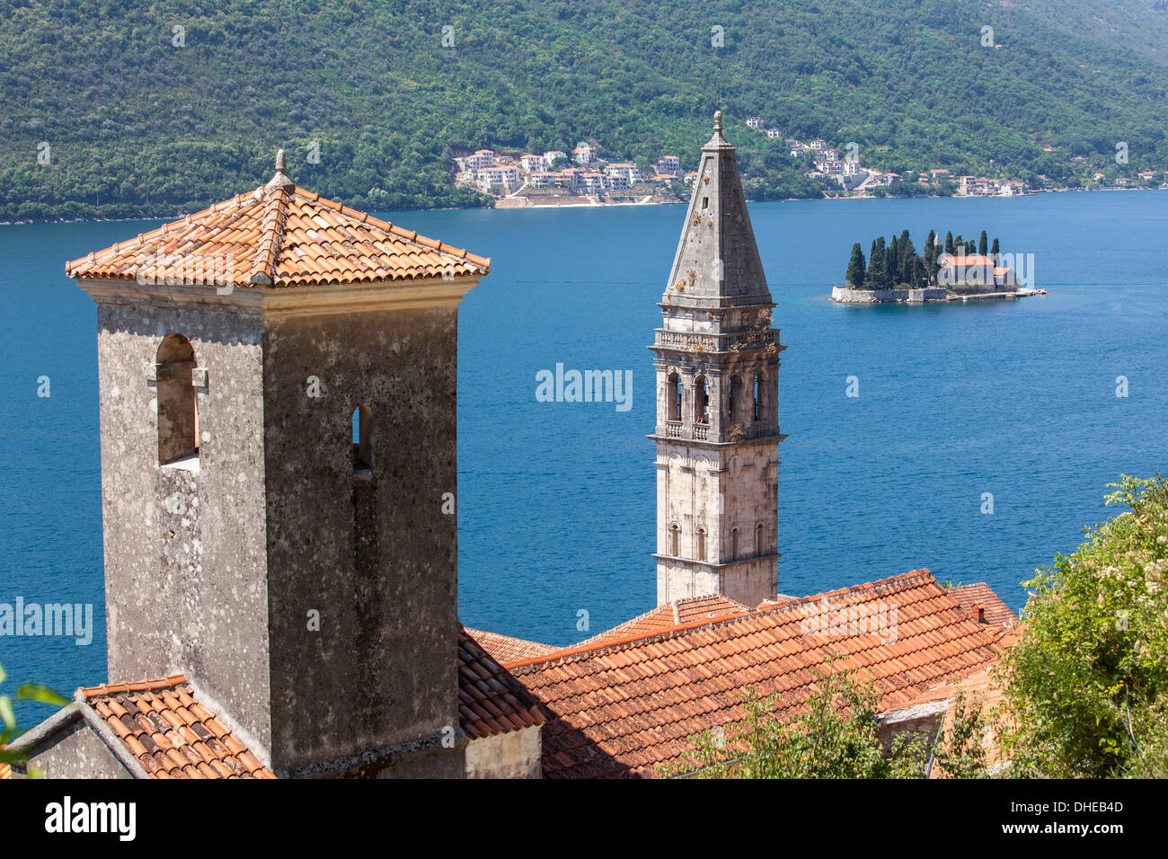 Église Saint Nicolas et Saint George's Island dans l'arrière-plan, Perast, baie de Kotor, site classé au Patrimoine Mondial de l'UNESCO, le Monténégro Banque D'Images