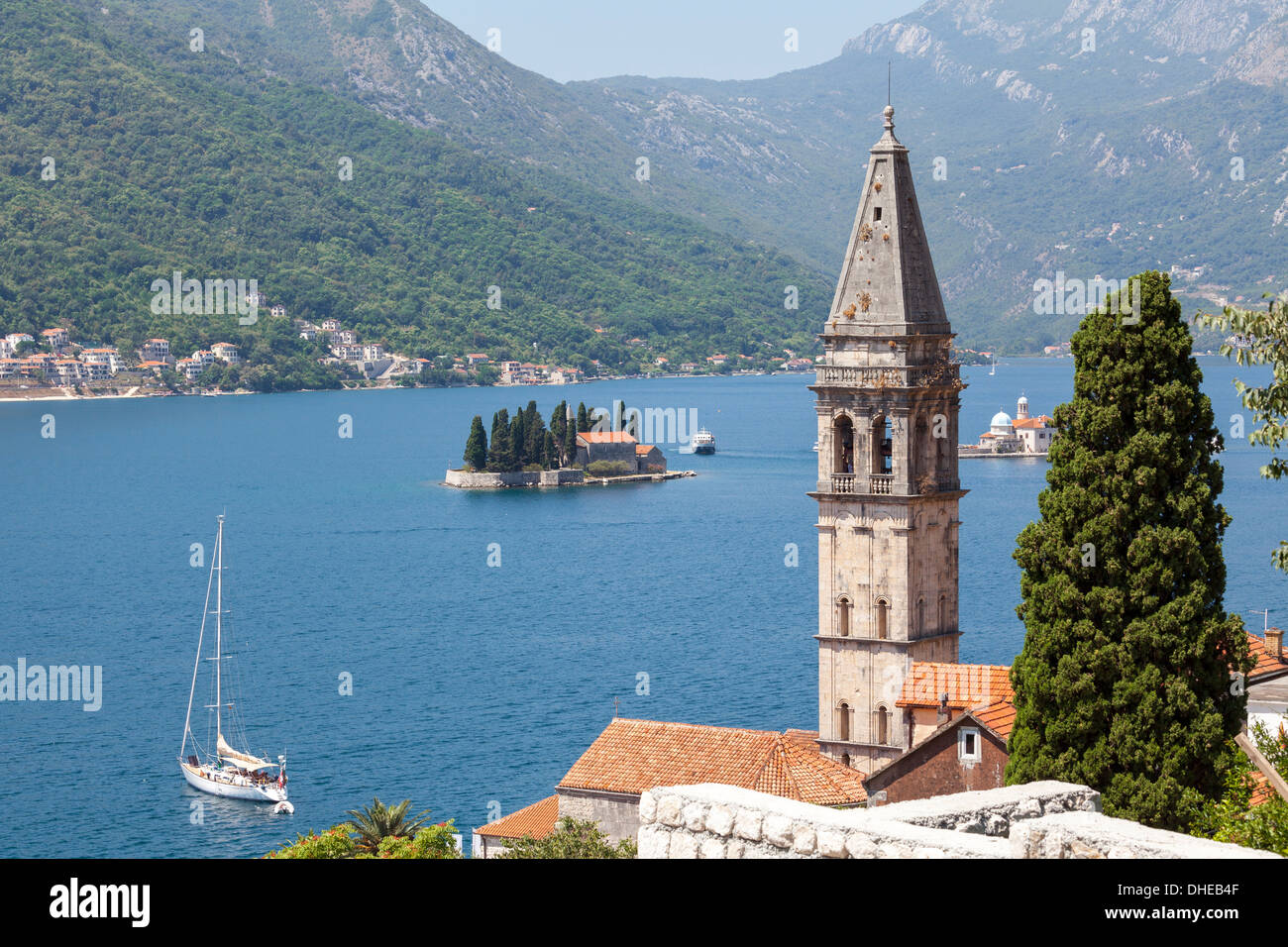 Église Saint Nicolas et Saint George's Island dans l'arrière-plan, Perast, baie de Kotor, site classé au Patrimoine Mondial de l'UNESCO, le Monténégro Banque D'Images