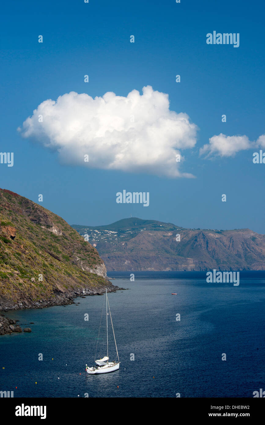 Rochers émergeant de la mer près de Pollara sur l'île de Salina, les îles Eoliennes, l'UNESCO, au large de la Sicile, Italie, Méditerranée Banque D'Images