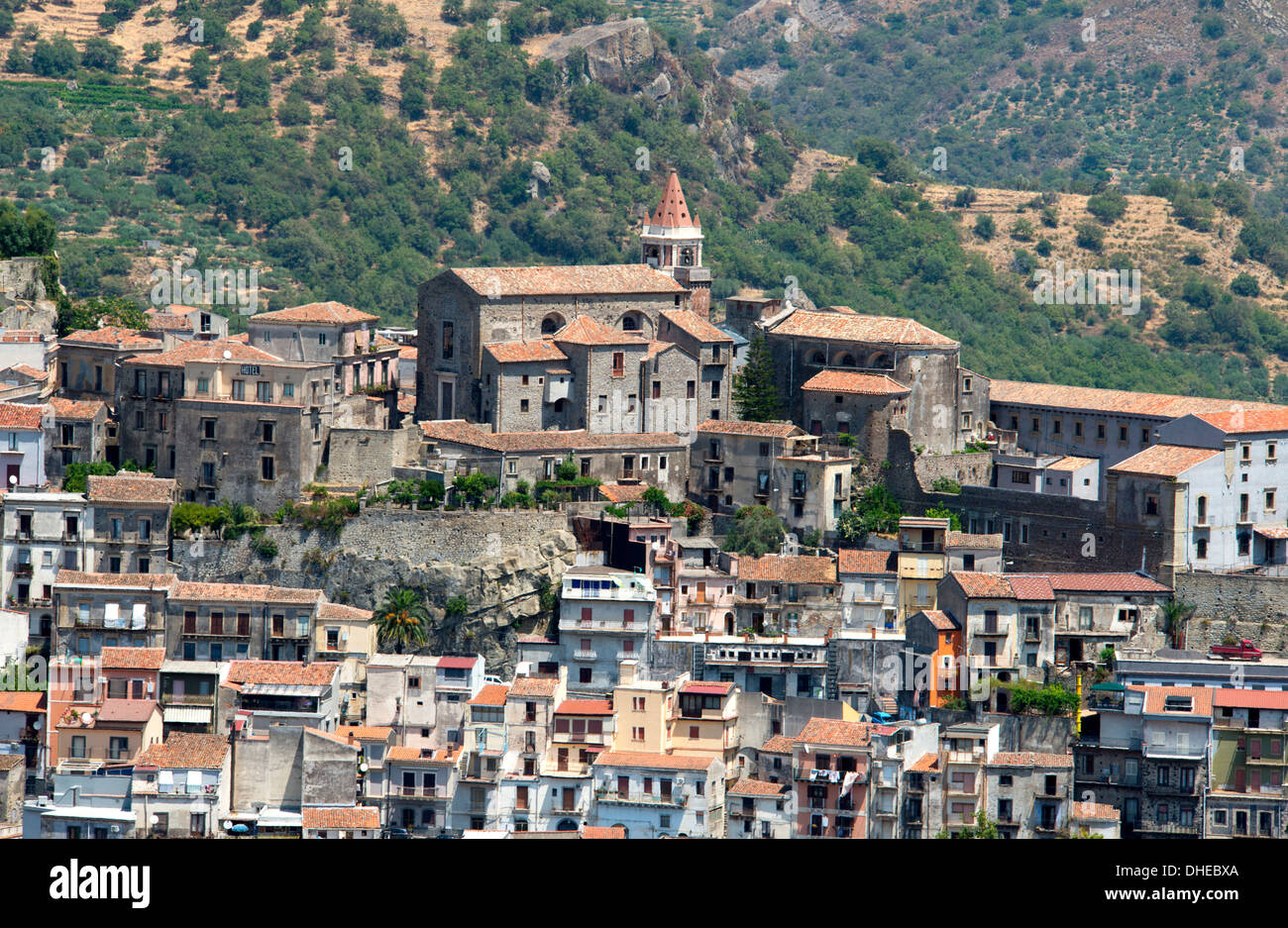 La ville médiévale de Castiglione di Sicilia au-dessus de la vallée d'Alcantra près de Taormina, Sicile, Italie, Europe Banque D'Images