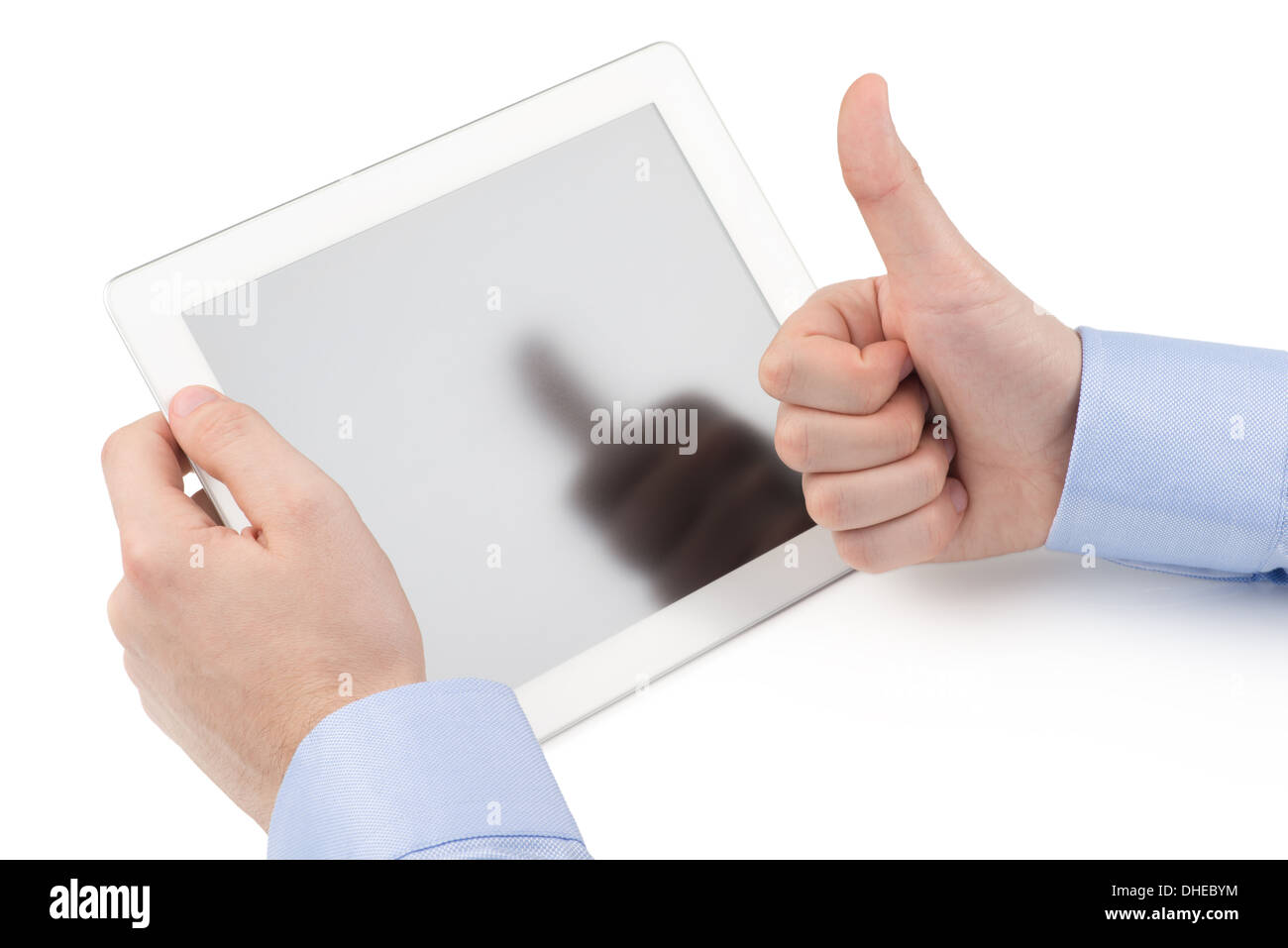 Man's hand holding a tablet computer et l'autre main showing Thumbs up geste sur un fond blanc. Banque D'Images
