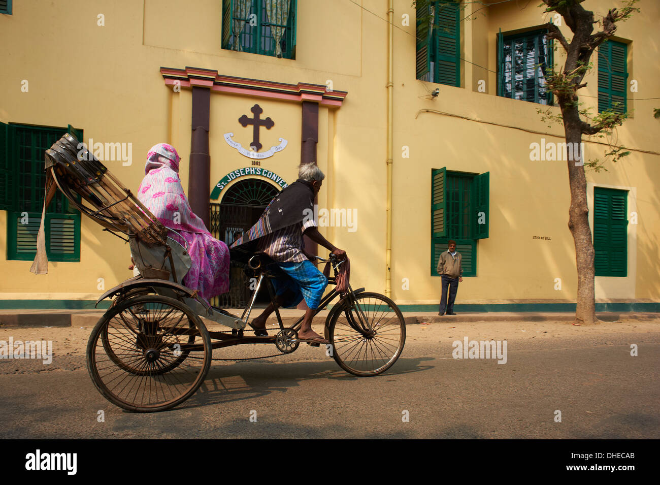 Rickshaw devant Saint Joseph's Convent, Chandernagor (Chandannagar), ancienne colonie française, le Bengale occidental, en Inde, en Asie Banque D'Images