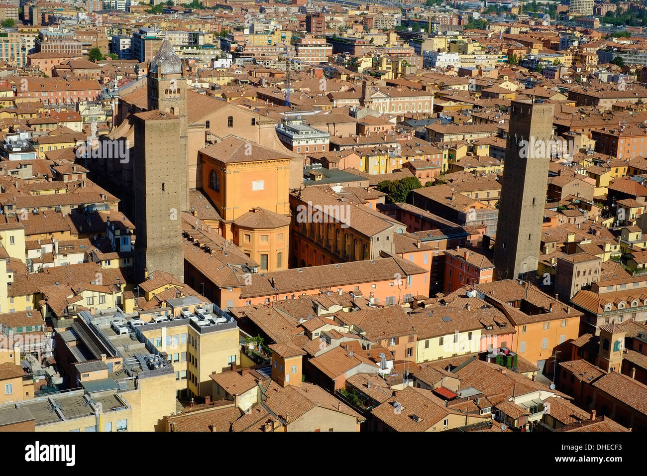 Vue sur la ville avec les tours de la ville, Bologne, Emilie-Romagne, Italie, Europe Banque D'Images