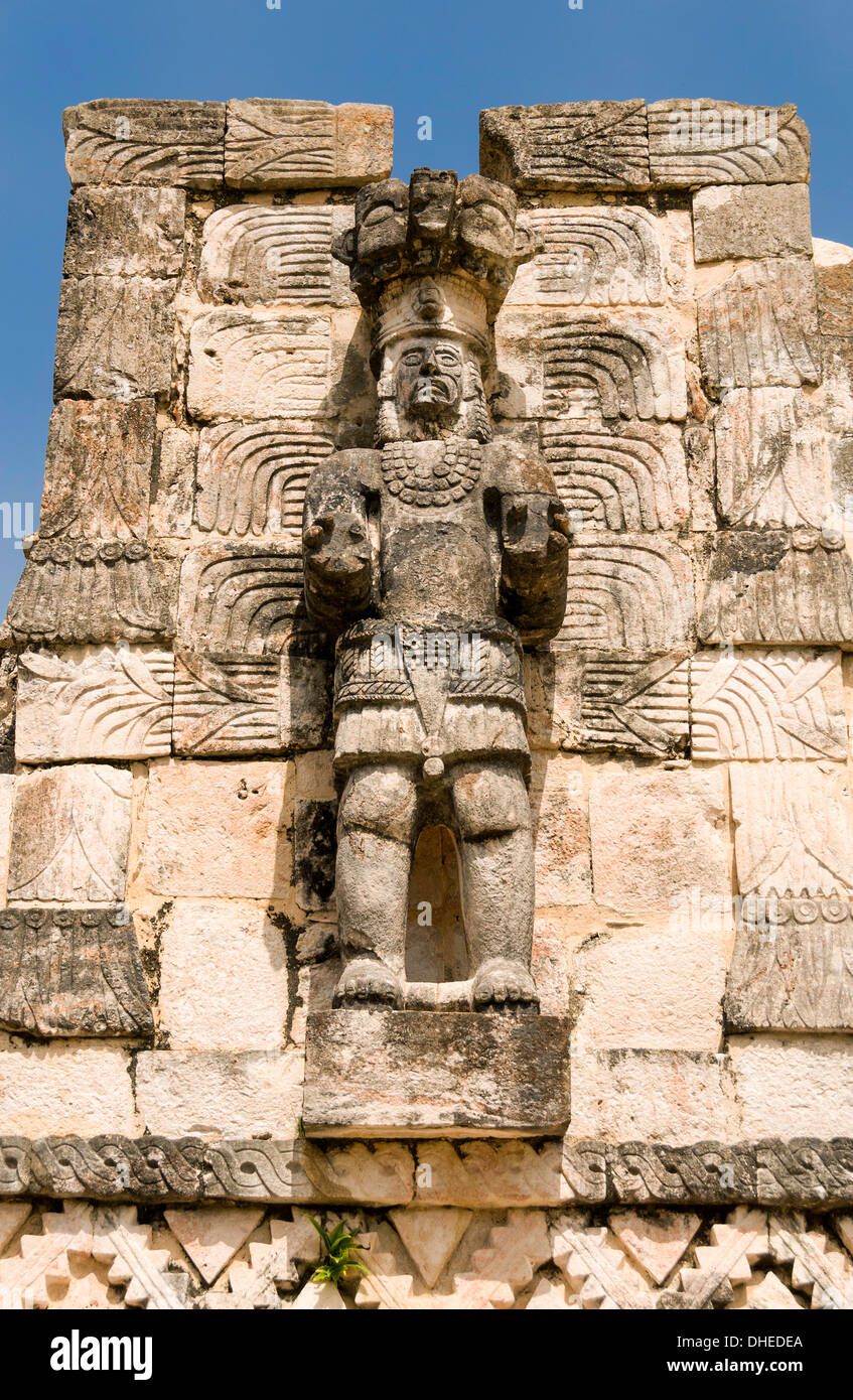 Les Atlantes sculptés en pierre des chiffres sur l'arrière de l'ruines Maya d'El Palacio de las Mascarones à kabah, dans le Yucatan, Mexique Banque D'Images