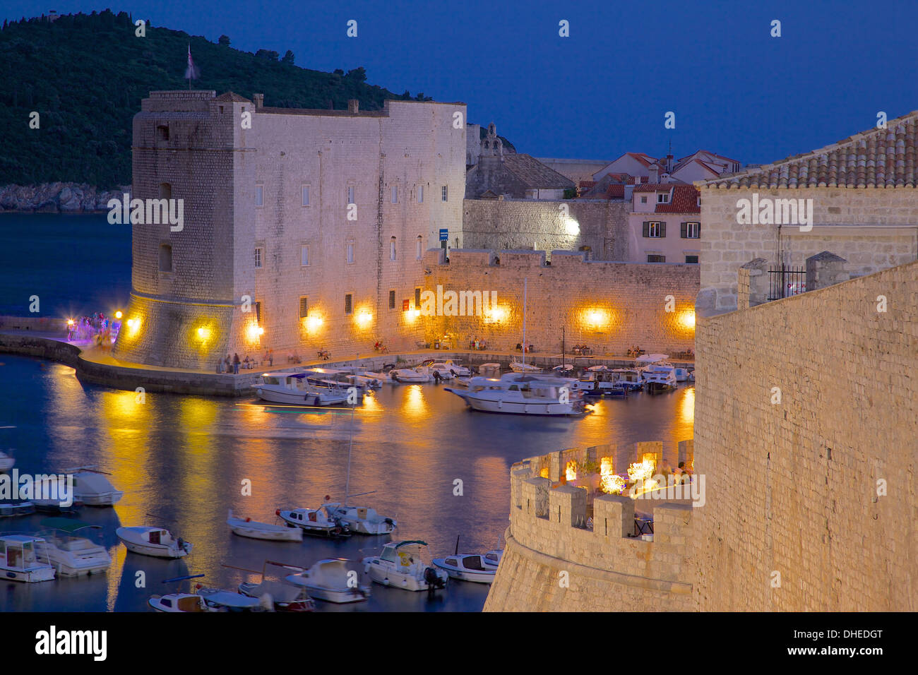 Au crépuscule, le port de Dubrovnik, Dalmatie, Croatie, Europe Banque D'Images