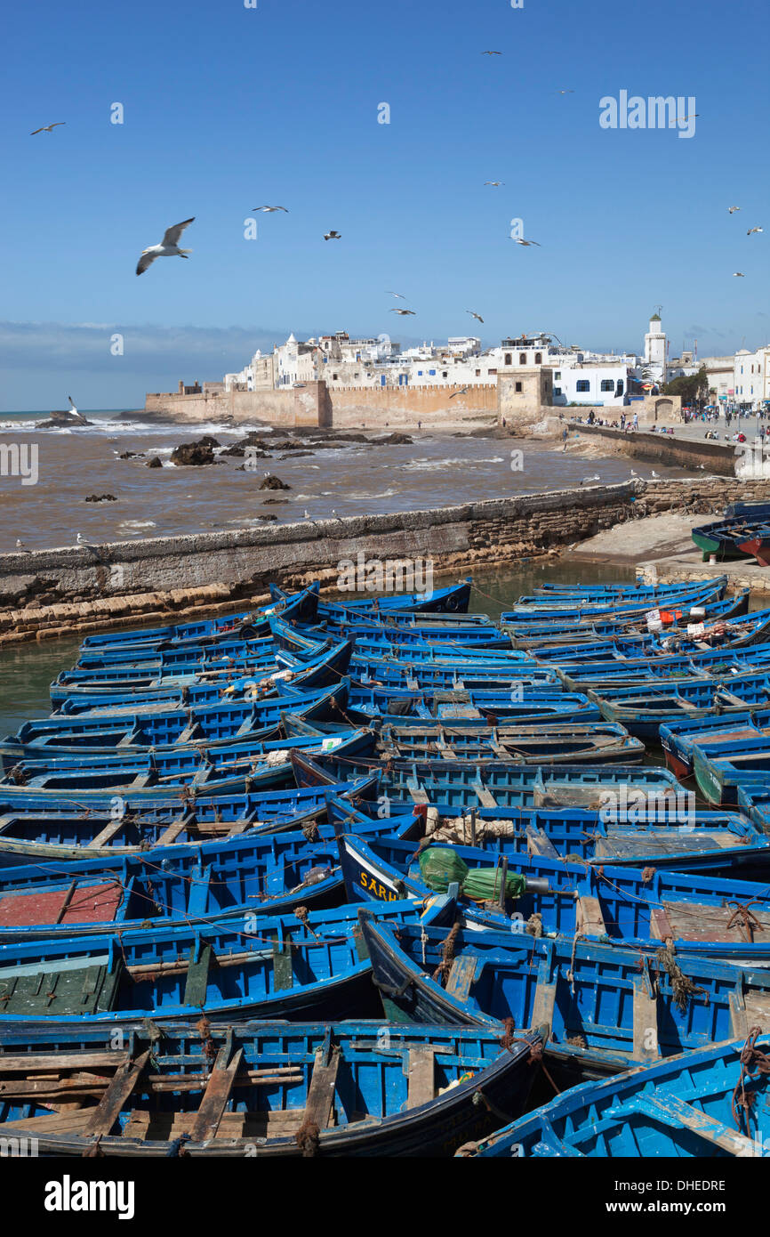 Vue sur le port de pêche vers les remparts et Medina, Essaouira, Côte Atlantique, Maroc, Afrique du Nord, Afrique Banque D'Images