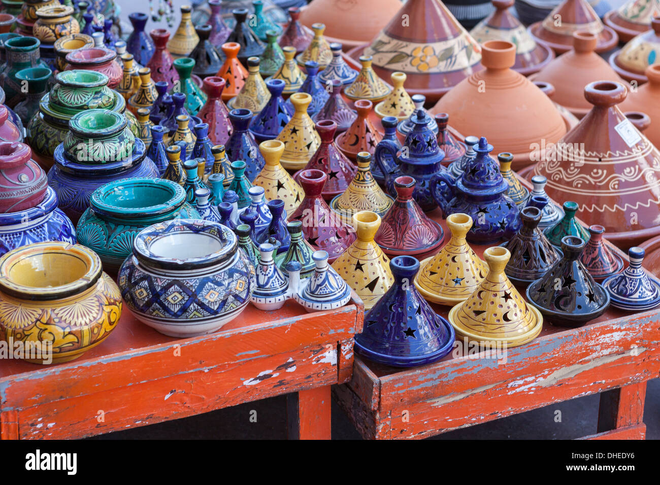 Un vendeur de rue, y compris les marchandises tagines et des pots d'argile près de la Kasbah, Marrakech, Maroc, Afrique du Nord, Afrique Banque D'Images