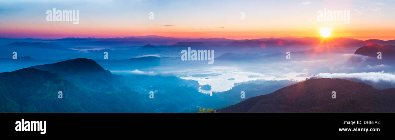Adams Peak (Sri Pada) voir au lever du soleil, les montagnes et le réservoir d'Maussakele, hauts plateaux du centre, le Sri Lanka, l'Asie Banque D'Images