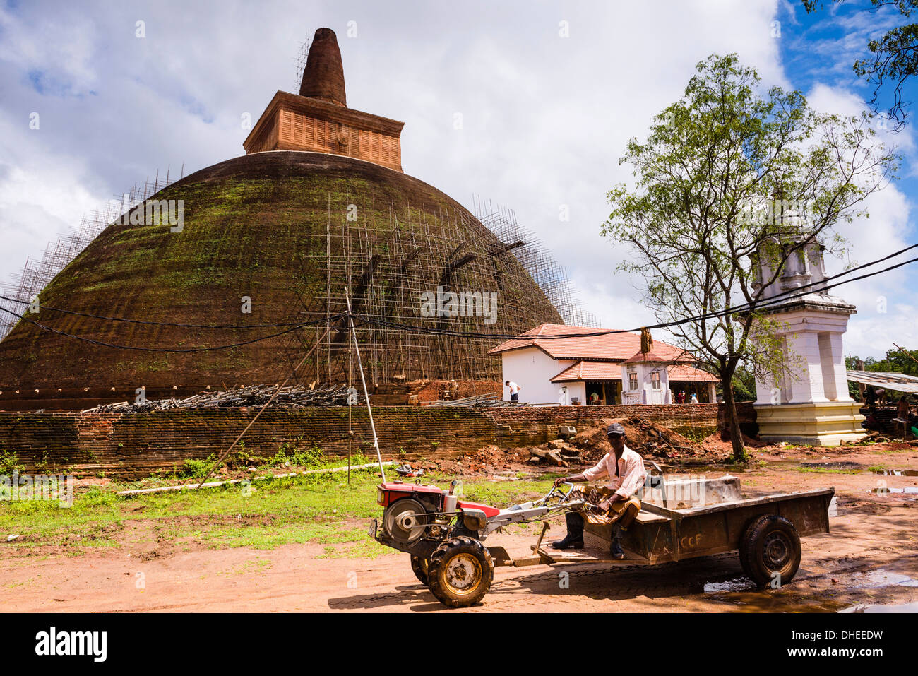 Travaux de rénovation à l'Abhayagiri Dagoba, Monastère Abhayagiri Abhayagiri Vihara) (, Anuradhapura, Sri Lanka, l'UNESCO Banque D'Images