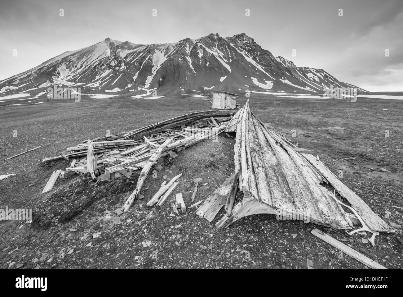 Bateau en bois et à Ahlstrandhalvoya Bamsebu cabine, Bellsund, Svalbard, Norvège, Scandinavie, Europe Banque D'Images