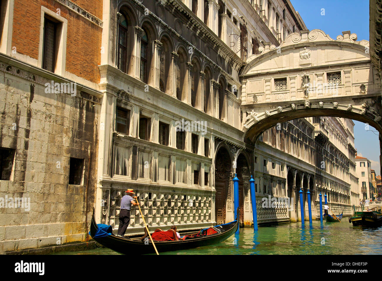 Gondolier avec le Pont des Soupirs, Venise, UNESCO World Heritage Site, Vénétie, Italie, Europe Banque D'Images