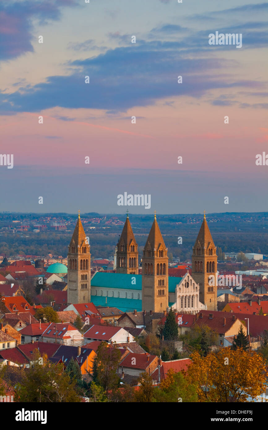 Une vue sur la cathédrale au coucher du soleil, Pecs, Hongrie, Europe Banque D'Images