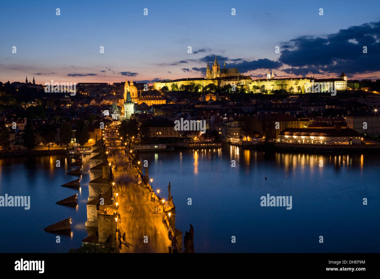 Le Pont Charles sur la Vltava et petit quartier allumé au crépuscule, Site du patrimoine mondial de l'UNESCO, Prague, République Tchèque Banque D'Images