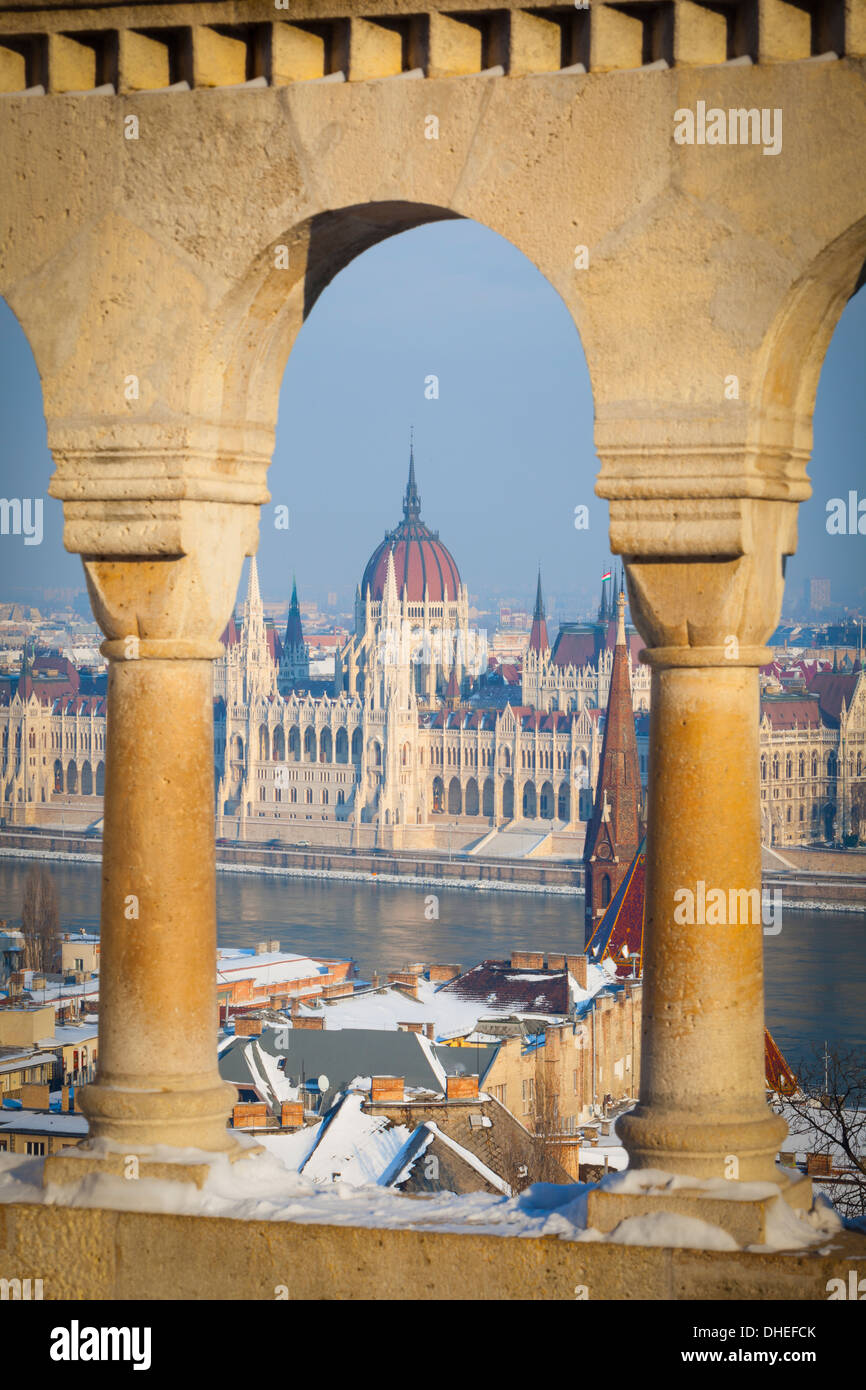 Le Parlement hongrois, éclairé par une lumière chaude sur une après-midi hivers, Budapest, Hongrie, Europe Banque D'Images