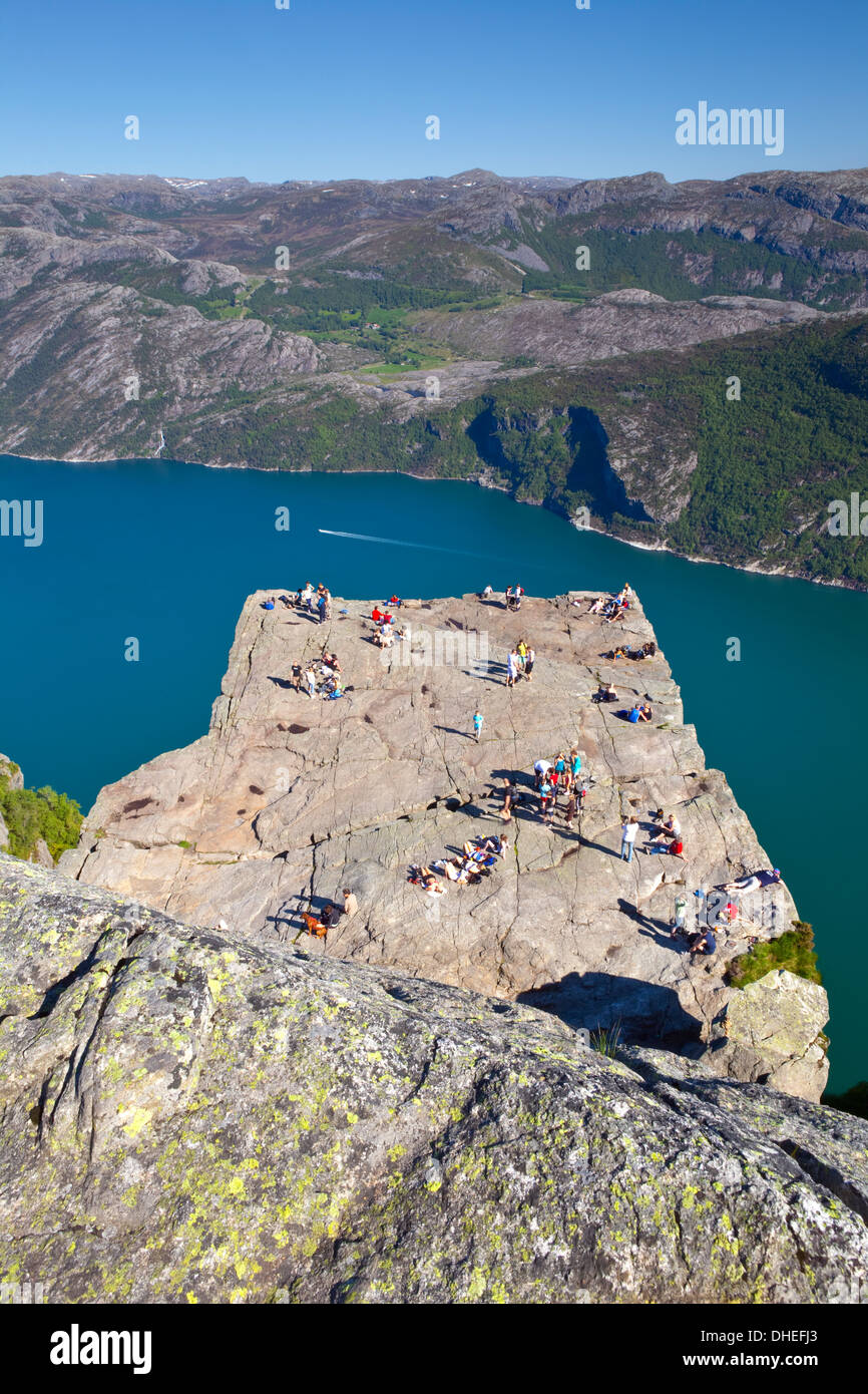 Vue sur le fjord de la lumière de Preikestolen (Pulpit Rock), de la lumière, Fjord Ryfylke, Rogaland, Norway, Scandinavia, Europe Banque D'Images