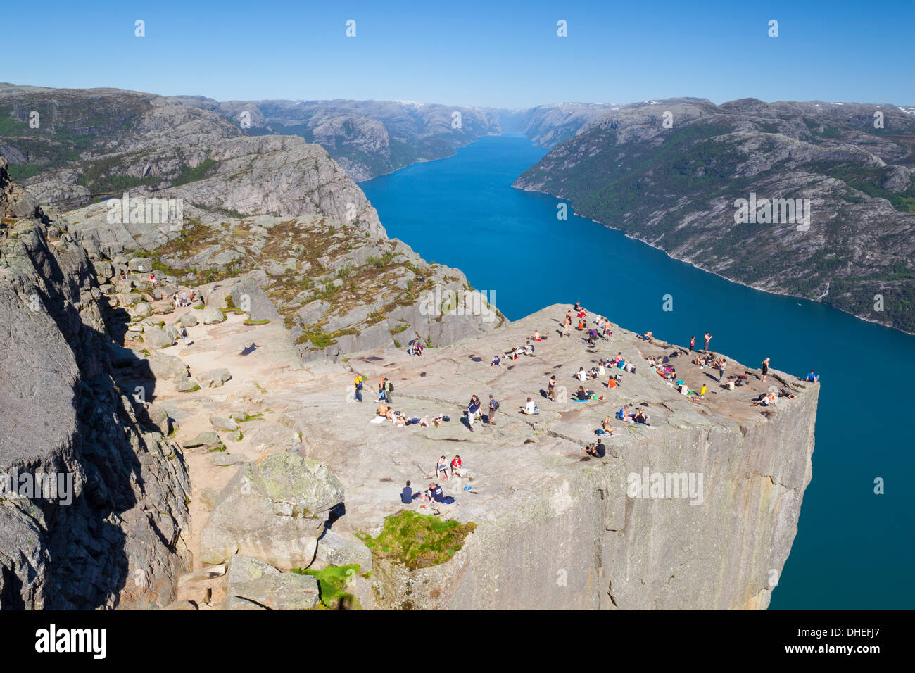 Vue sur le fjord de la lumière de Preikestolen (Pulpit Rock), de la lumière, Fjord Ryfylke, Rogaland, Norway, Scandinavia, Europe Banque D'Images