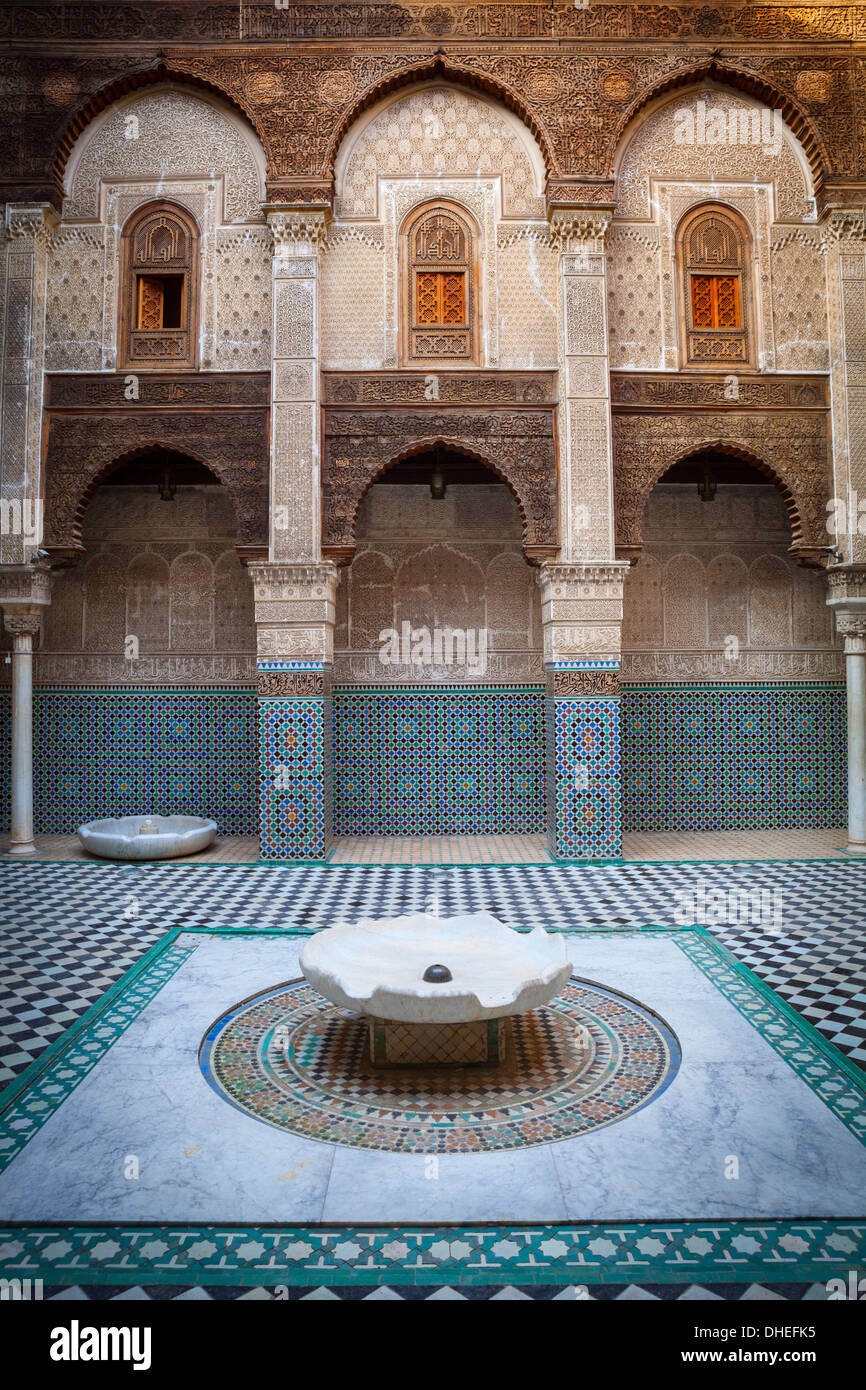 L'intérieur orné de Madersa Bou Inania, Fès el-Bali, Site du patrimoine mondial de l'UNESCO, Fès, Maroc, Afrique du Nord, Afrique Banque D'Images