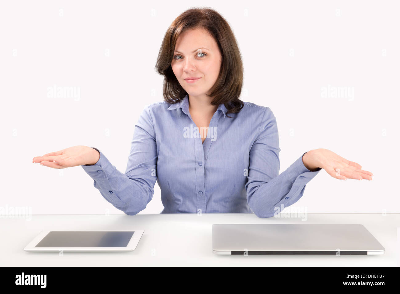 Femme d'affaires offre de faire un choix entre une tablette et un ordinateur portable, concept d'entreprise Banque D'Images