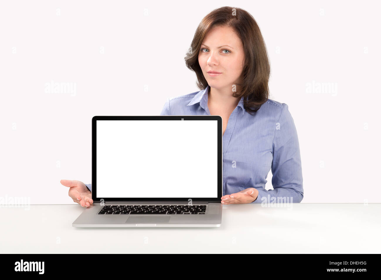 Femme d'affaires démontre quelque chose sur l'écran de l'ordinateur portable, concept d'entreprise Banque D'Images