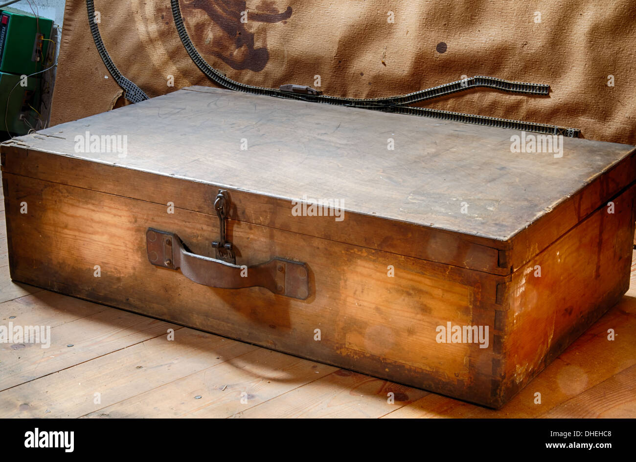 Valise en bois sur un grenier Banque D'Images