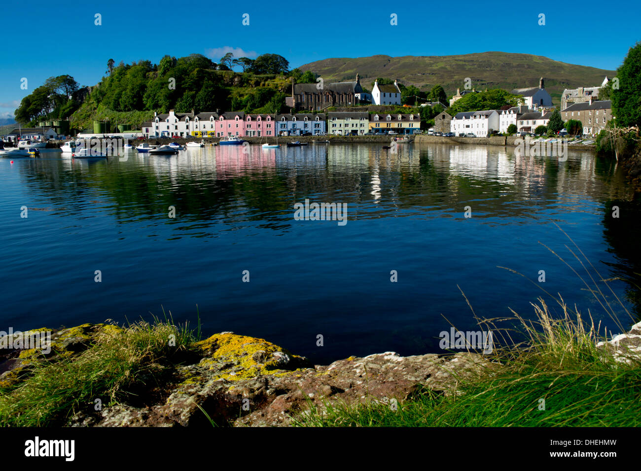 Une ligne de maisons du port constitue la toile au bord de l'eau de Portree Harbour sur l'île de Skye, Hébrides intérieures, Ecosse, Royaume-Uni Banque D'Images