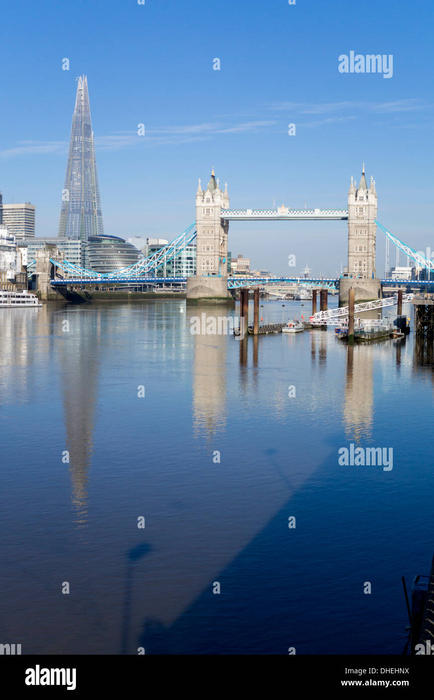 Le Shard et le Tower Bridge sont hauts placés au-dessus de la Tamise, Londres, Angleterre, Royaume-Uni, Europe Banque D'Images