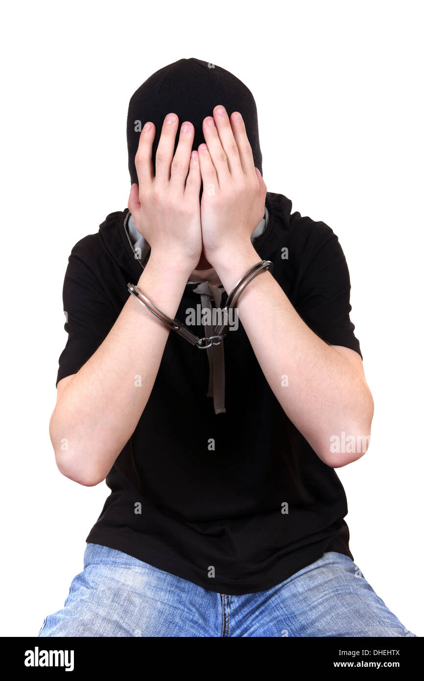 L'homme à cacher son visage menottes Banque D'Images