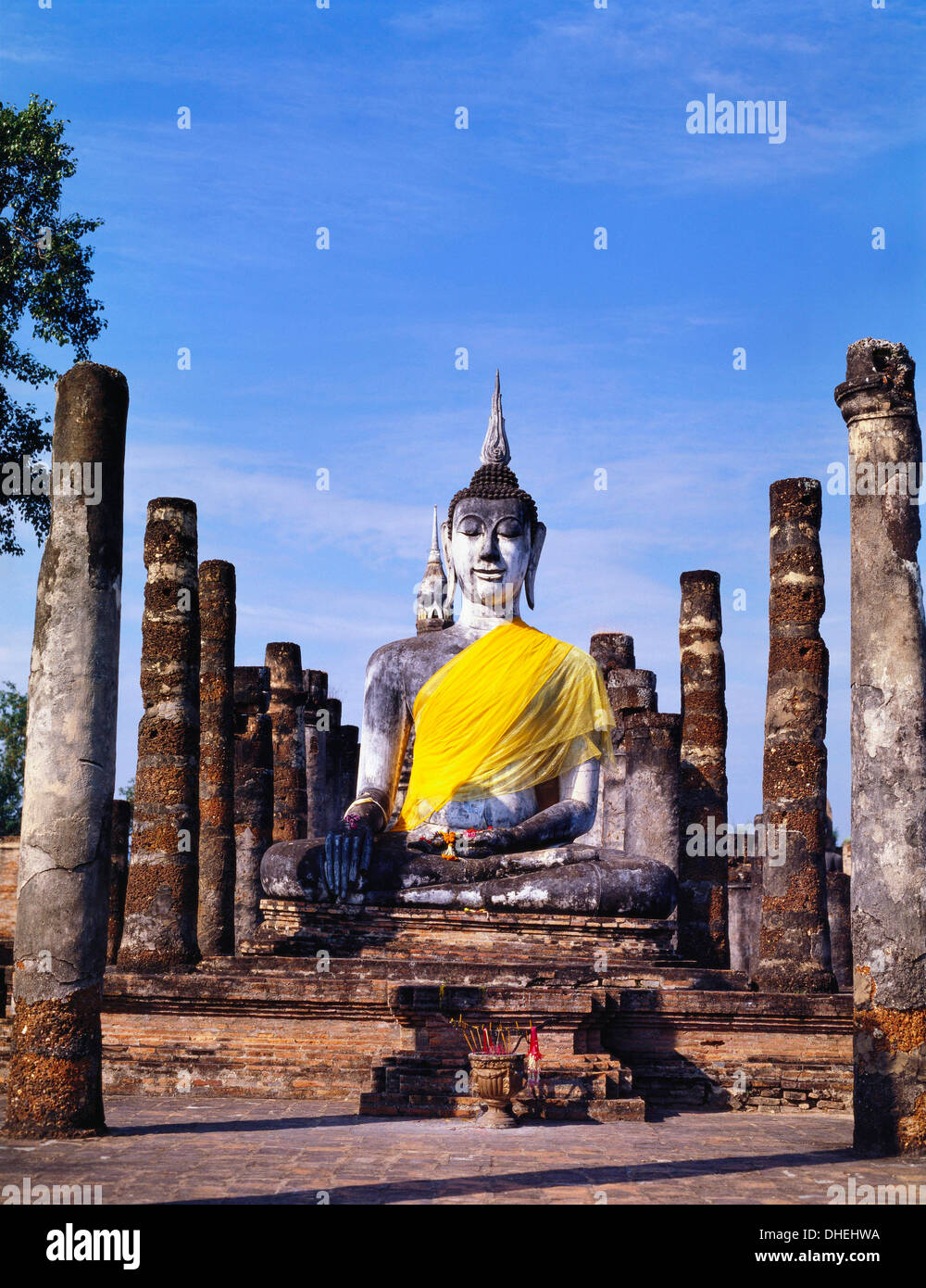 Statue de Bouddha avec offrandes religieuses, Wat Mahathat, Sukothai, Thaïlande Banque D'Images