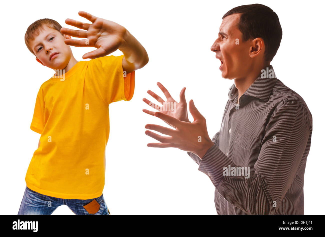 Père d'un homme adulte crier malédictions à son fils adolescent garçon isolé sur fond blanc Banque D'Images