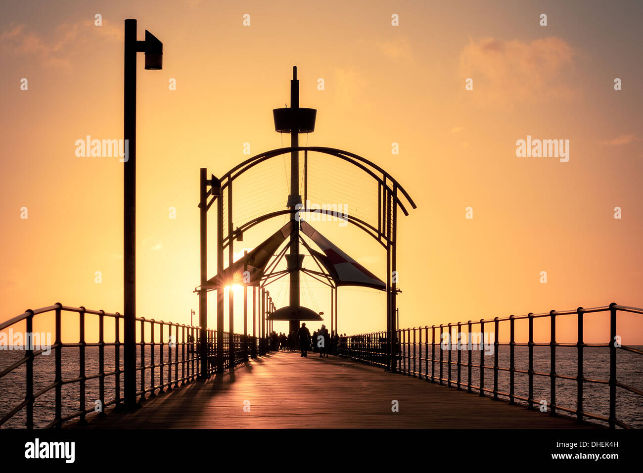 Un coucher de soleil à la belle ville de Brighton Pier en Australie, une station avec de l'eau claire comme du cristal et d'une plage de sable Banque D'Images