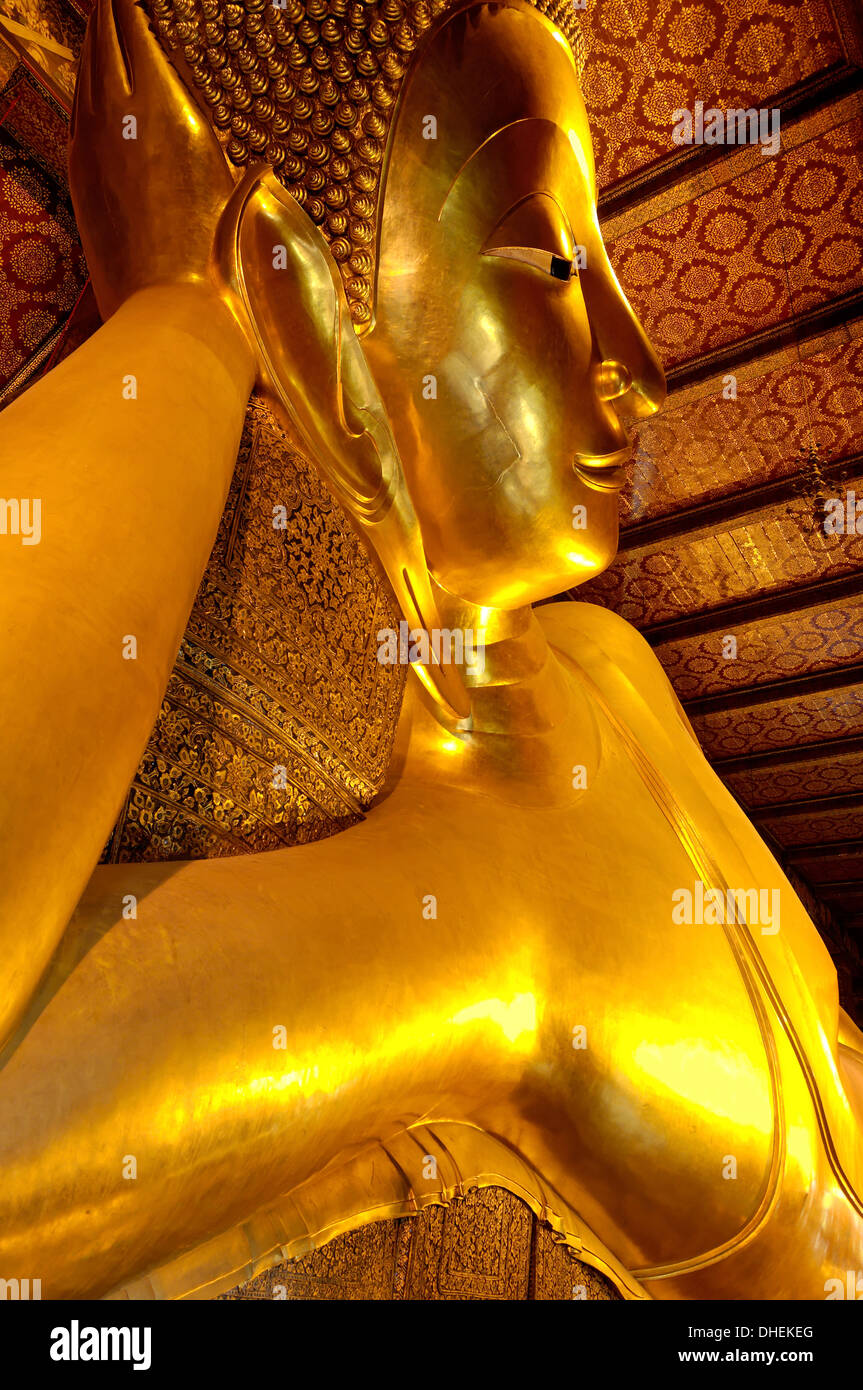 Chef de la grand Bouddha couché, Wat Phra Chetuphon, fondée au 17ème siècle, Bangkok, Thaïlande Banque D'Images