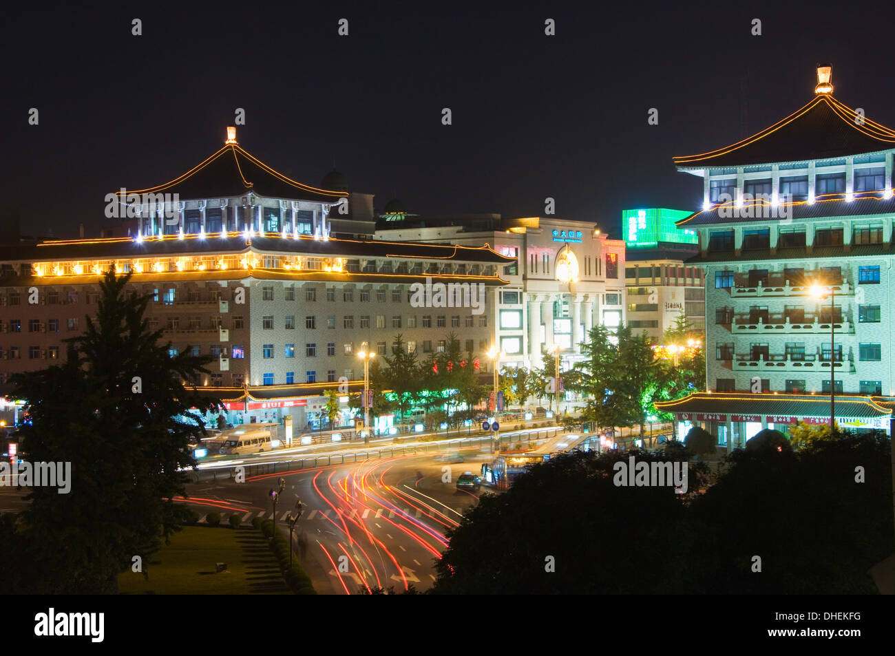 Bâtiment de l'hôtel de style chinois et les lumières de la ville La ville de Xian, Province du Shaanxi, Chine, Asie Banque D'Images