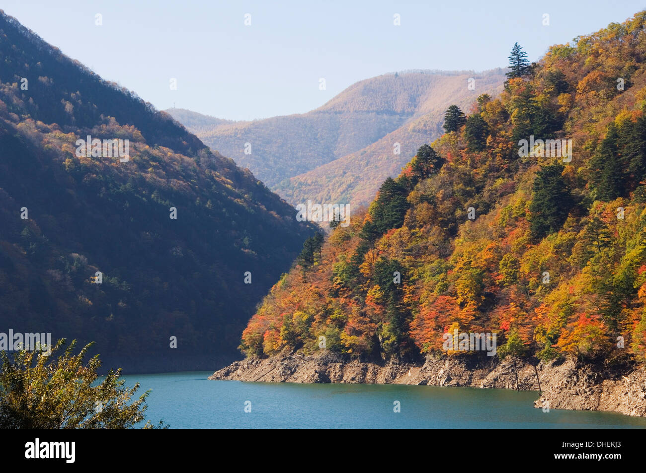 Entouré par les montagnes du réservoir avec les arbres aux couleurs de l'automne, dans la préfecture de Nagano, l'île de Honshu, Japon, Asie Banque D'Images