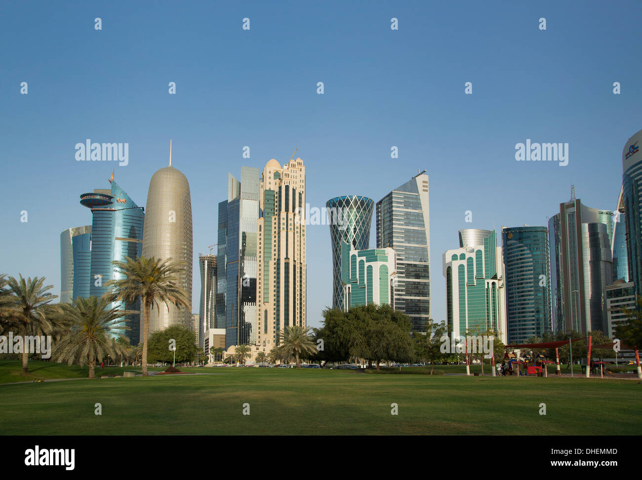 Le centre-ville de gratte-ciels futuristes à Doha, au Qatar, au Moyen-Orient Banque D'Images