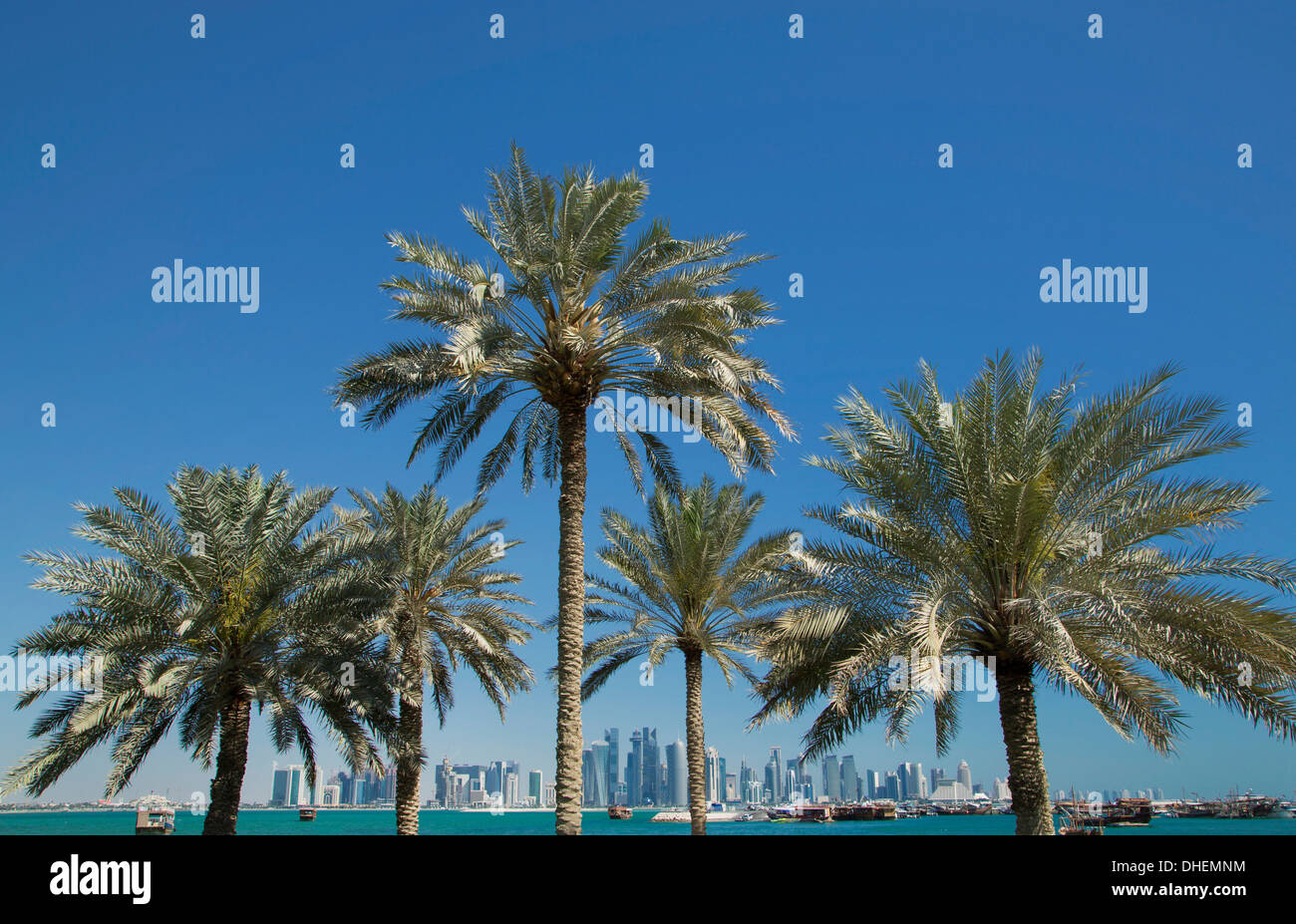 Gratte-ciel futuriste au loin à l'horizon de Doha, au Qatar, au Moyen-Orient Banque D'Images