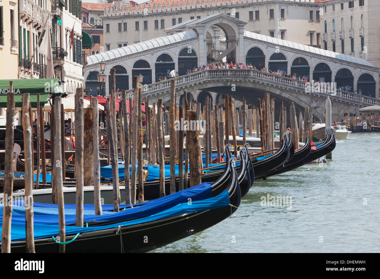 Les gondoles amarrées et le Pont du Rialto du Grand Canal, Venise, UNESCO World Heritage Site, Vénétie, Italie, Europe Banque D'Images