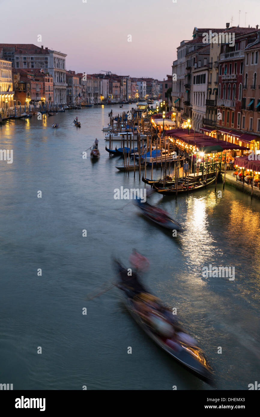 Le Grand Canal depuis le pont du Rialto à Venise, nuit, UNESCO World Heritage Site, Vénétie, Italie, Europe Banque D'Images
