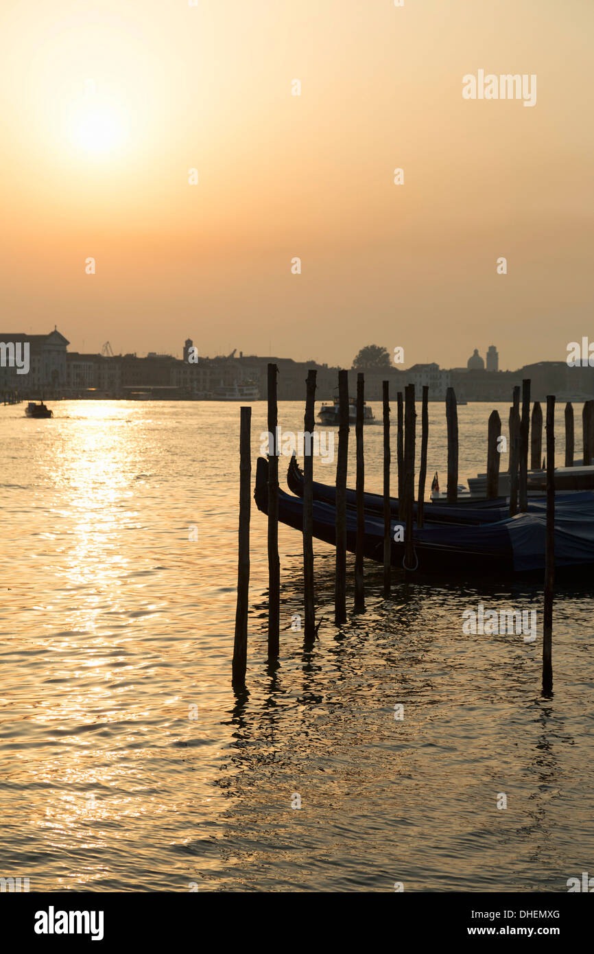 Gondoles amarré au Campo della Salute, sur le Grand Canal au lever du soleil, Venise, UNESCO World Heritage Site, Vénétie, Italie, Europe Banque D'Images